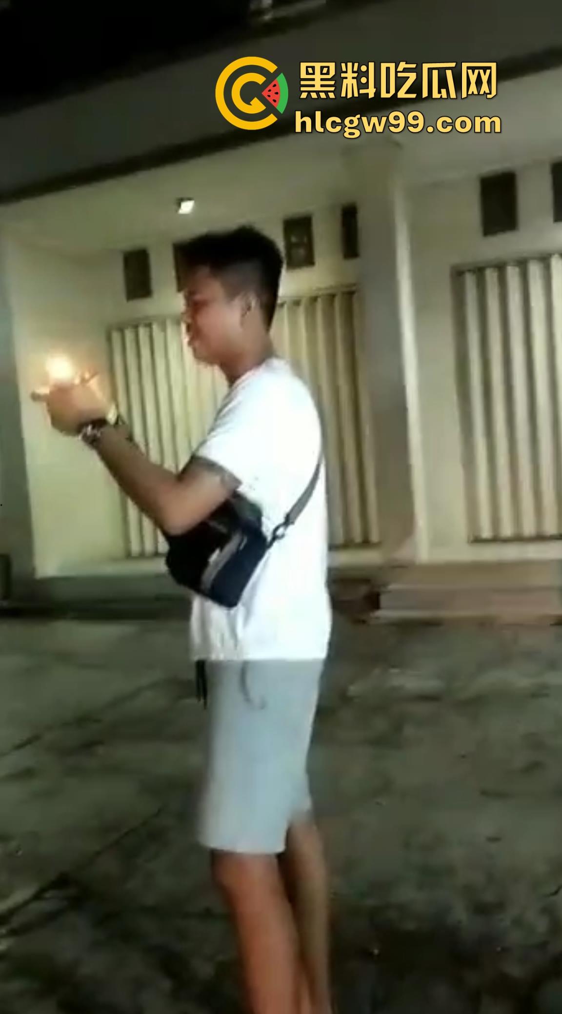 恐怖!烟花燃放失败案例又添一,这么大威力的你也敢手持呀!前面笑嘻嘻后面手都被炸烂。-1