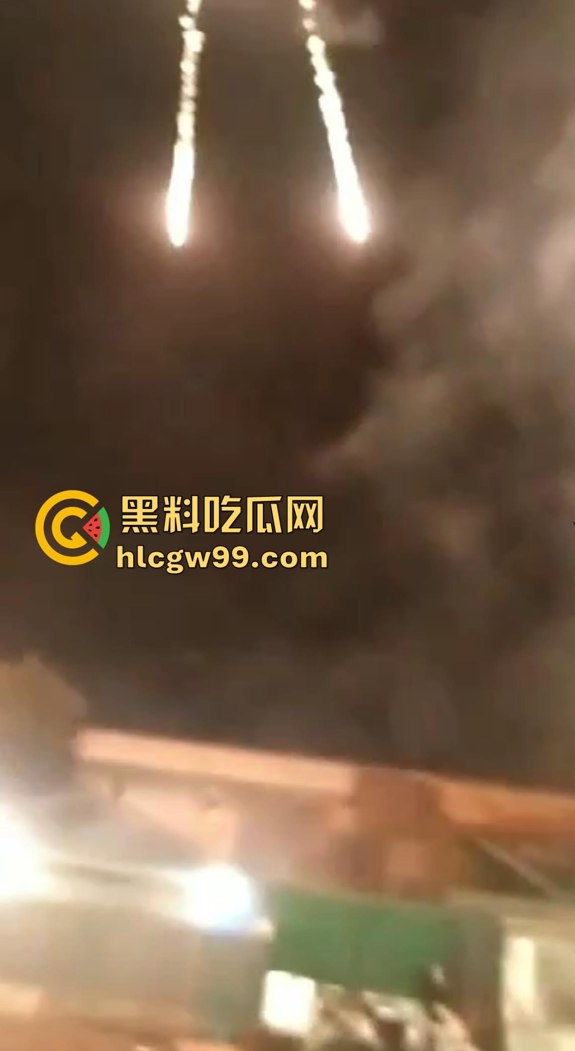 恐怖!烟花燃放失败案例又添一,这么大威力的你也敢手持呀!前面笑嘻嘻后面手都被炸烂。-4