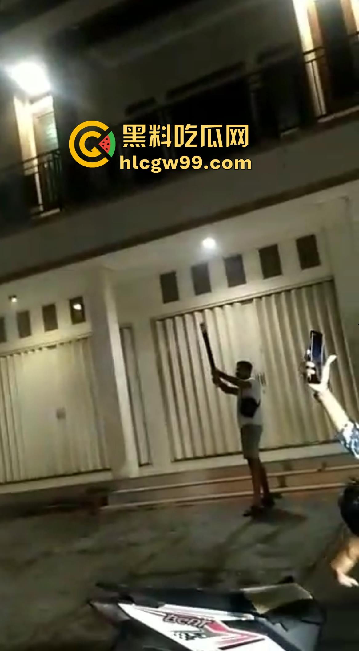 恐怖!烟花燃放失败案例又添一,这么大威力的你也敢手持呀!前面笑嘻嘻后面手都被炸烂。-5