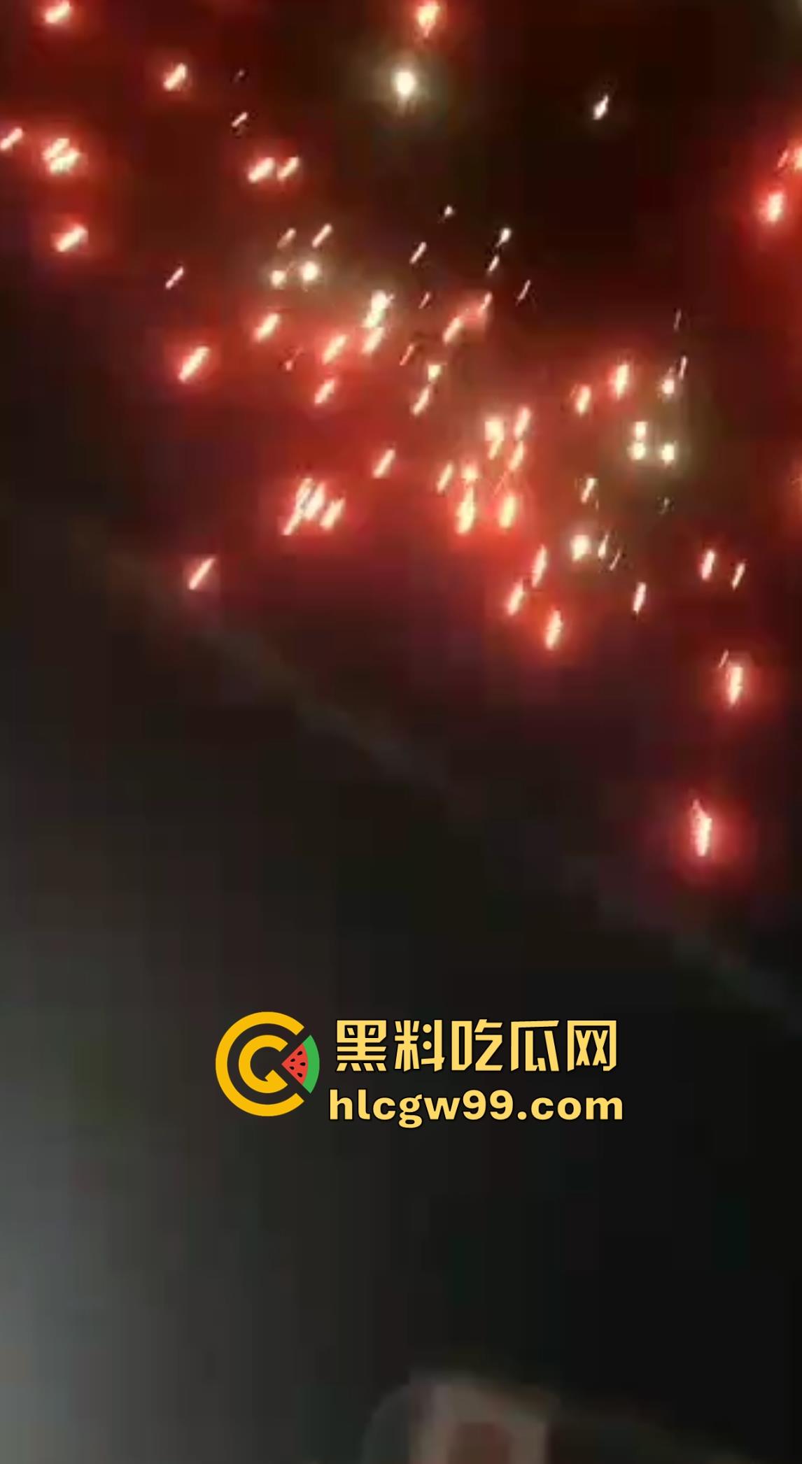 恐怖!烟花燃放失败案例又添一,这么大威力的你也敢手持呀!前面笑嘻嘻后面手都被炸烂。-6