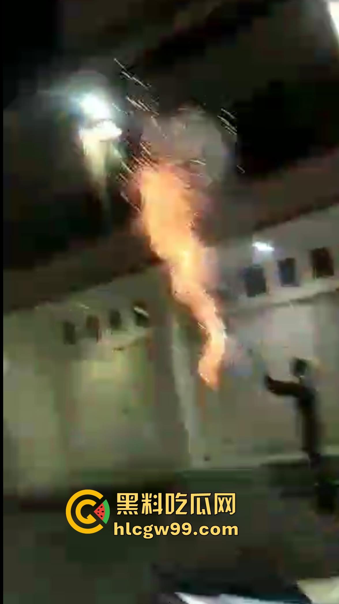 恐怖!烟花燃放失败案例又添一,这么大威力的你也敢手持呀!前面笑嘻嘻后面手都被炸烂。-7