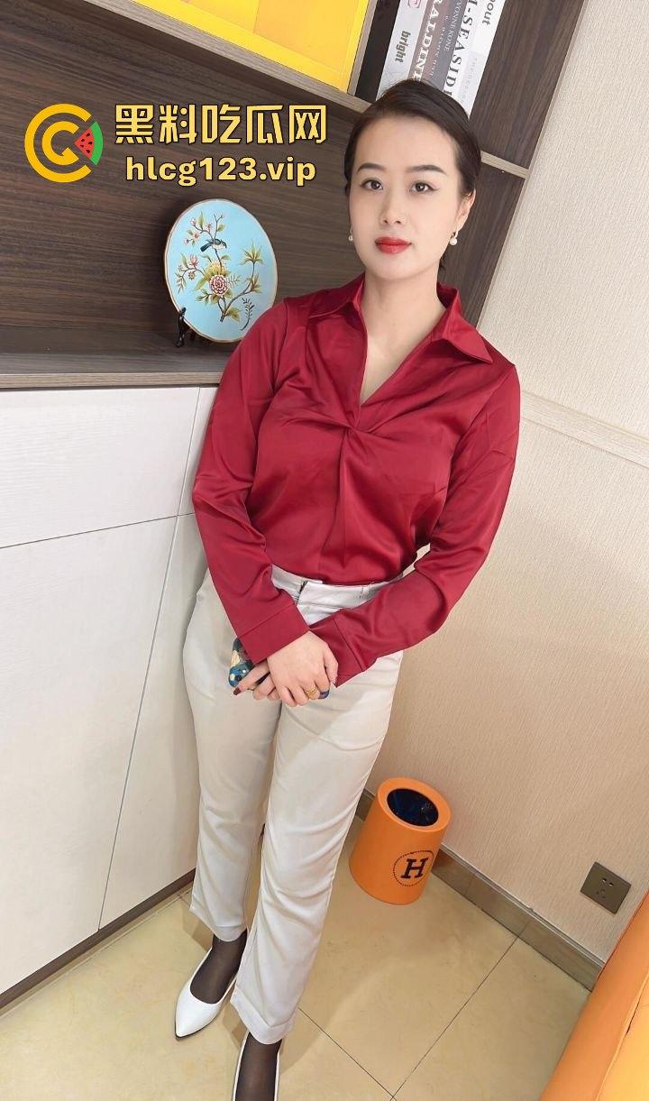 抖音爆料！江苏31岁人妻【你的晴姨】丝袜诱惑不穿内裤，妩媚撩人引发热议！-5