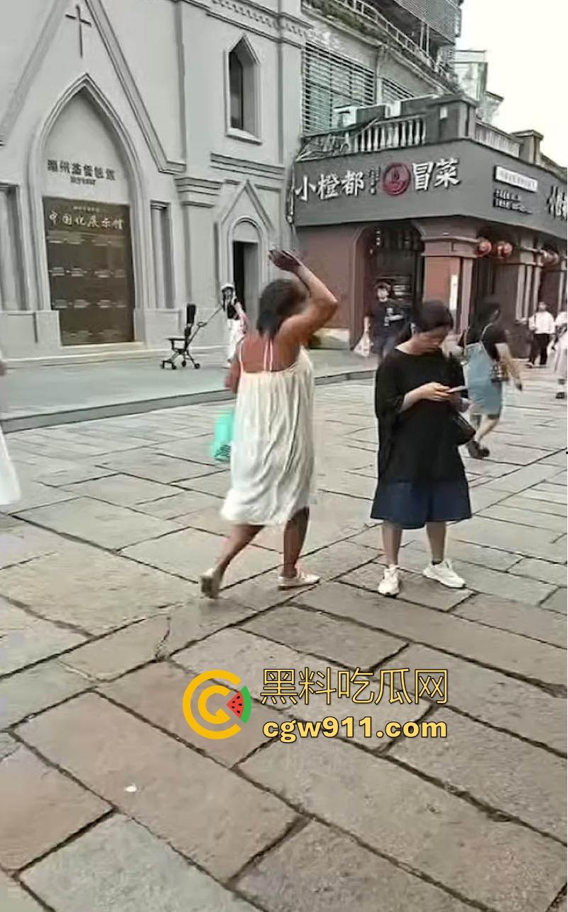 江苏衣裳街街头惊现户外露出，疑似神经病女子闹市区发癫，马路中一丝不挂狂舞，路人惊呼纷纷拍照！-5