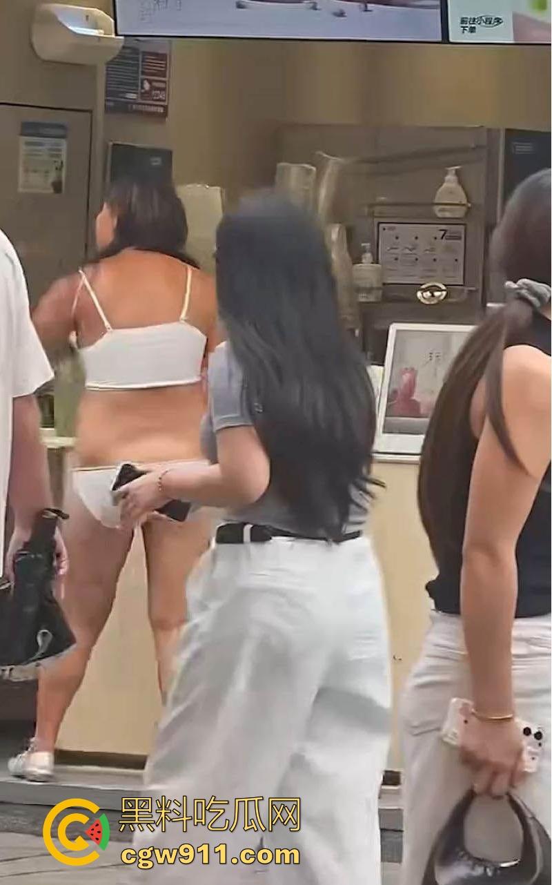 江苏衣裳街街头惊现户外露出，疑似神经病女子闹市区发癫，马路中一丝不挂狂舞，路人惊呼纷纷拍照！-7