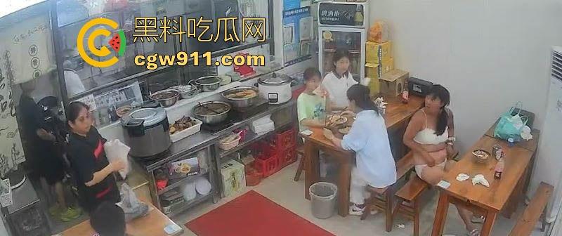 江苏衣裳街街头惊现户外露出，疑似神经病女子闹市区发癫，马路中一丝不挂狂舞，路人惊呼纷纷拍照！-9