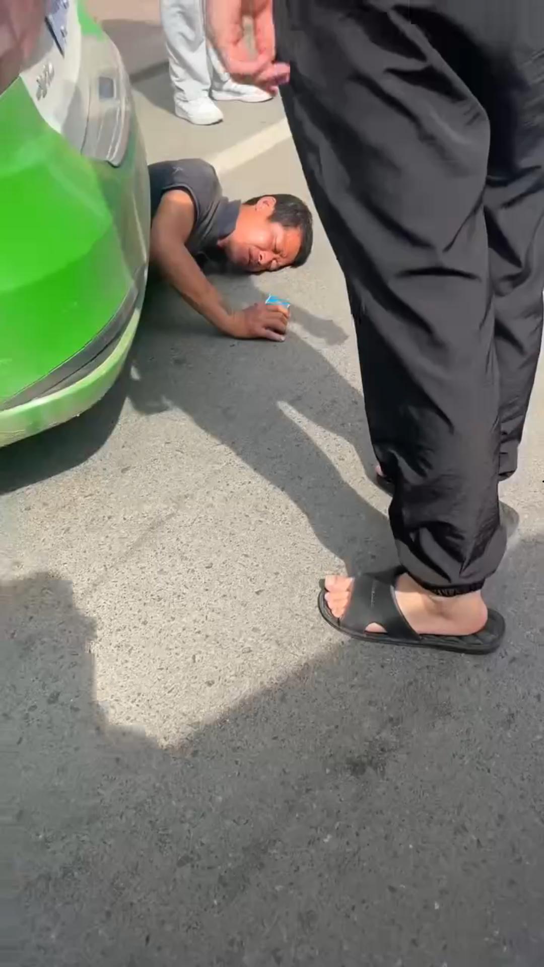 绥化庆安车祸惊魂:的士车惊险碾压男子,众人齐心搬车救人,男子一开口竟让众人哭笑不得-1