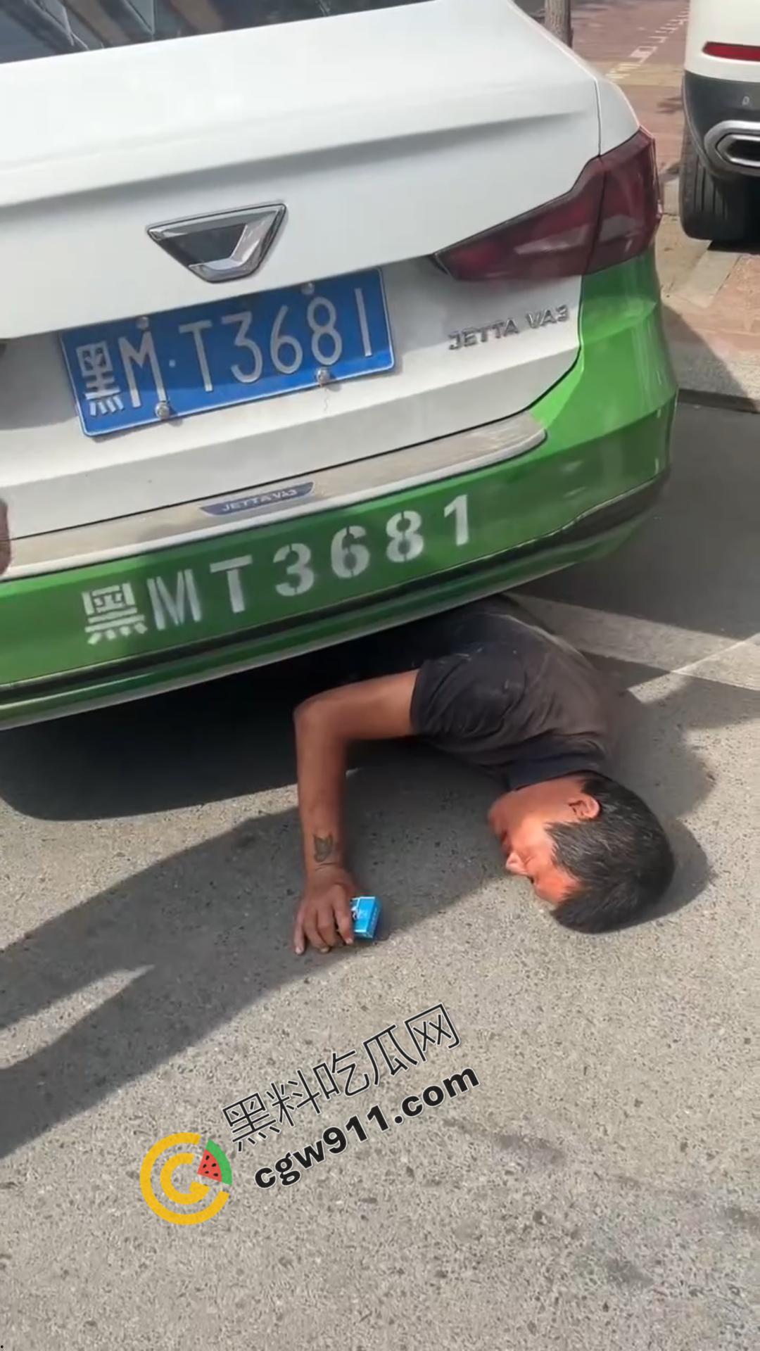 绥化庆安车祸惊魂:的士车惊险碾压男子,众人齐心搬车救人,男子一开口竟让众人哭笑不得-5