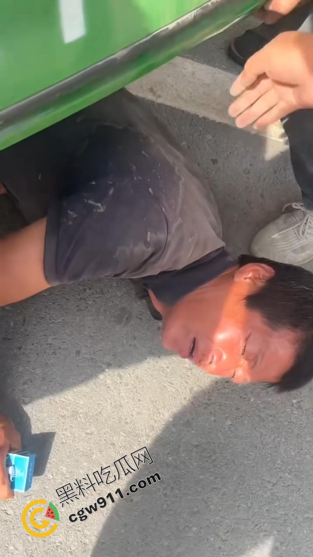 绥化庆安车祸惊魂:的士车惊险碾压男子,众人齐心搬车救人,男子一开口竟让众人哭笑不得-7