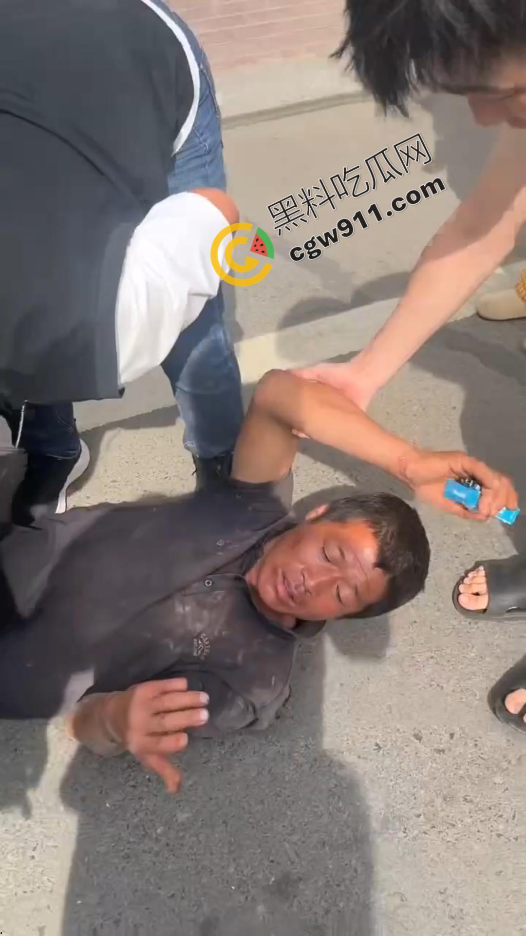 绥化庆安车祸惊魂:的士车惊险碾压男子,众人齐心搬车救人,男子一开口竟让众人哭笑不得-9