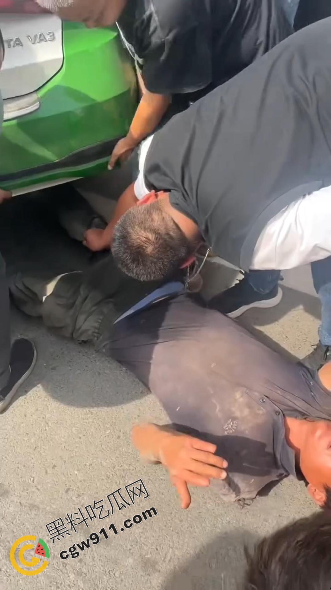 绥化庆安车祸惊魂:的士车惊险碾压男子,众人齐心搬车救人,男子一开口竟让众人哭笑不得-10