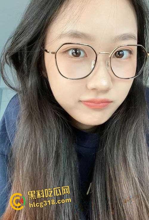 武汉服装学院【刘宝妍】宿舍自慰，直播明码标价包夜一千五，没想到还是个白虎一线天！-2