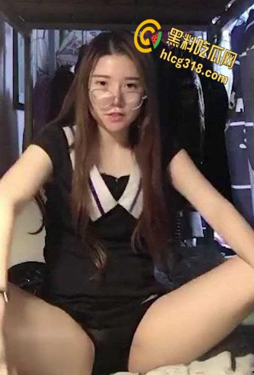 武汉服装学院【刘宝妍】宿舍自慰，直播明码标价包夜一千五，没想到还是个白虎一线天！-6