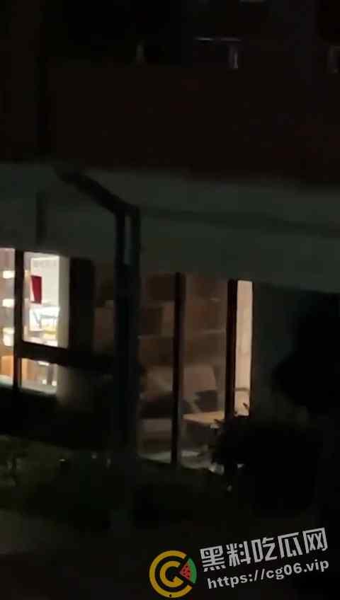 福建信息职业技术学院平潭校区情侣1楼落地窗前直接开干 被全校师生一览无余-1