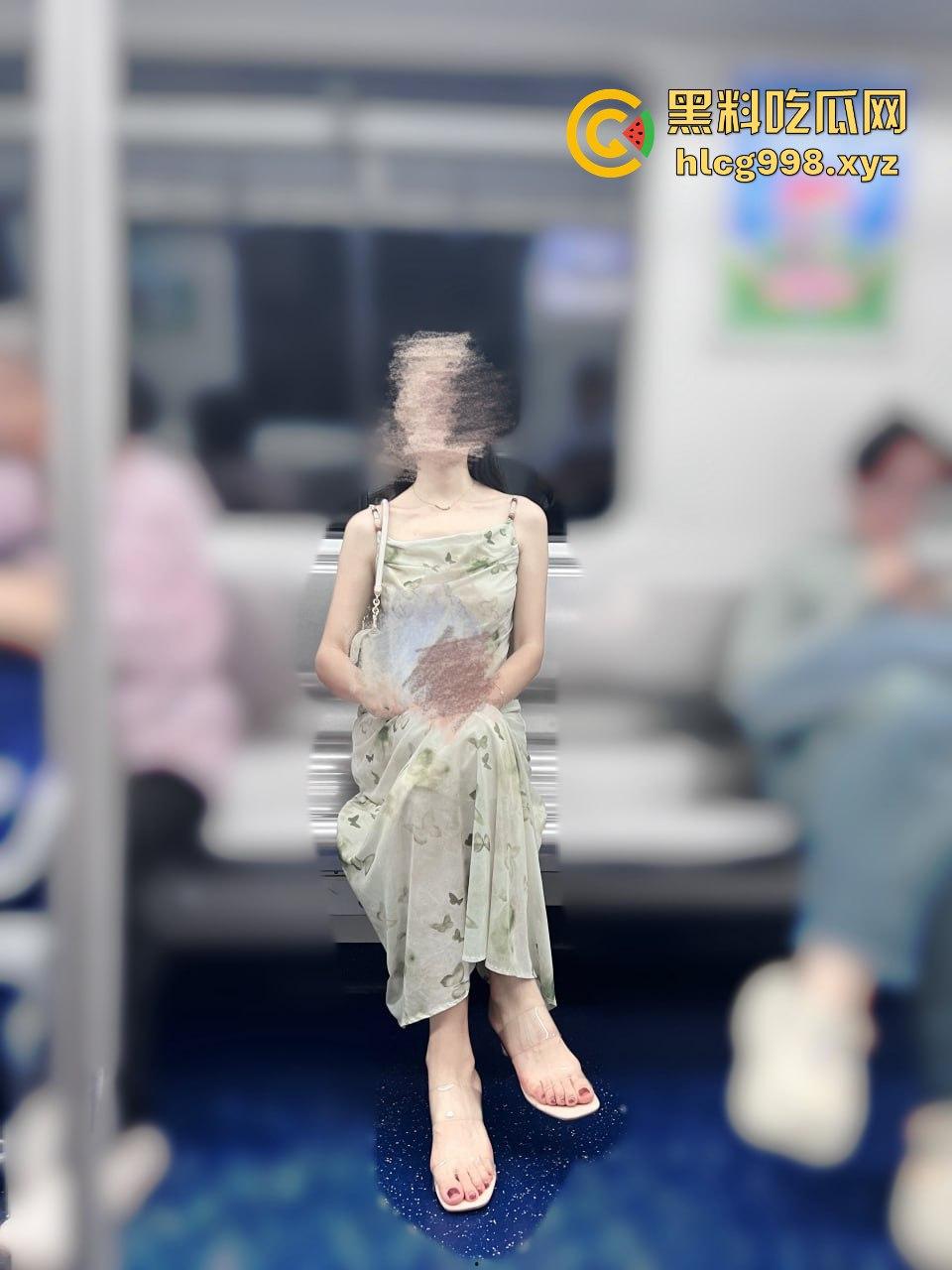 反差人妻【兔兔】推特翻车!优雅骚妻停车位拉进楼道,跪地扒裤九浅一深顶到底!-14