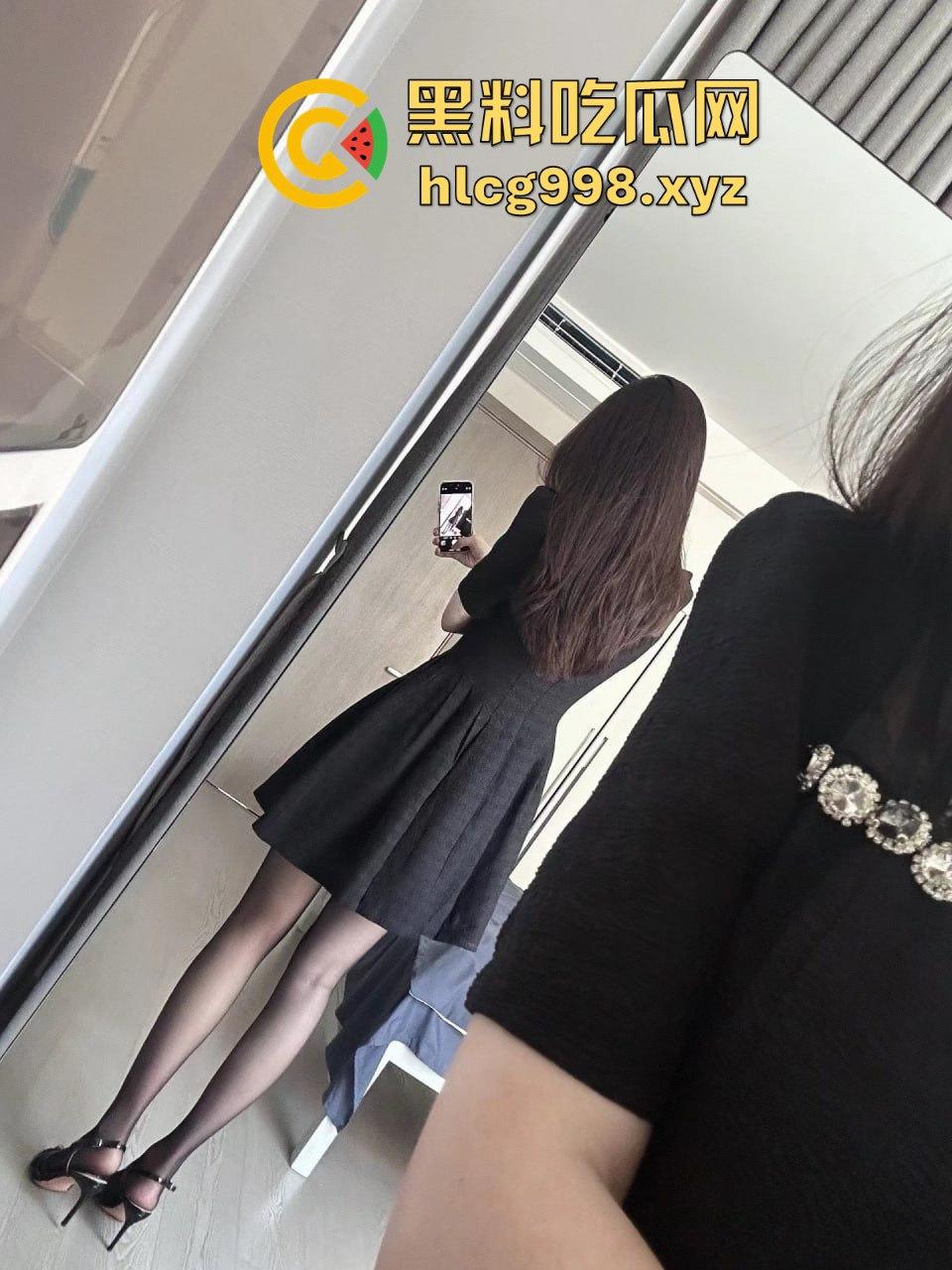 反差人妻【兔兔】推特翻车!优雅骚妻停车位拉进楼道,跪地扒裤九浅一深顶到底!-37