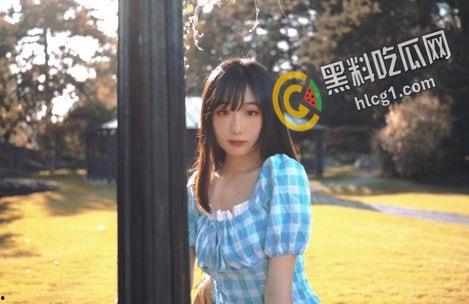 在街上偶遇的清纯小女生是我喜欢的款 撞着胆子要了微信 聊熟后发全裸自拍勾引我-1