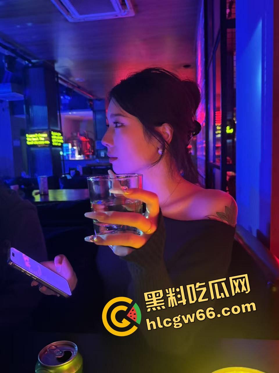 后入神器不是姿势,是肛塞!肛塞就是女友的钻石耳钉,后入角度一看骚得优雅,真他妈赏心悦目!-4