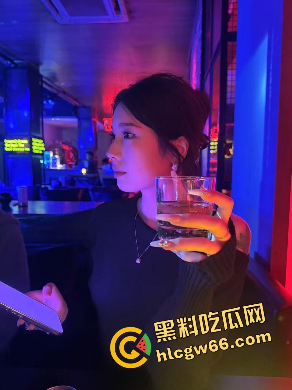 后入神器不是姿势,是肛塞!肛塞就是女友的钻石耳钉,后入角度一看骚得优雅,真他妈赏心悦目!-8