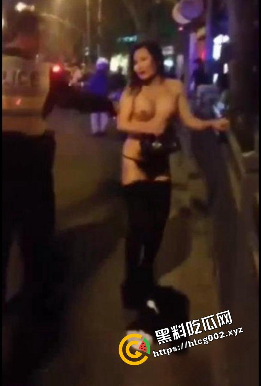 上海醉酒女当街脱衣求外国人操她 结果被警方制止并带走！ 还叫警察帮忙掰开自己的屁眼-1