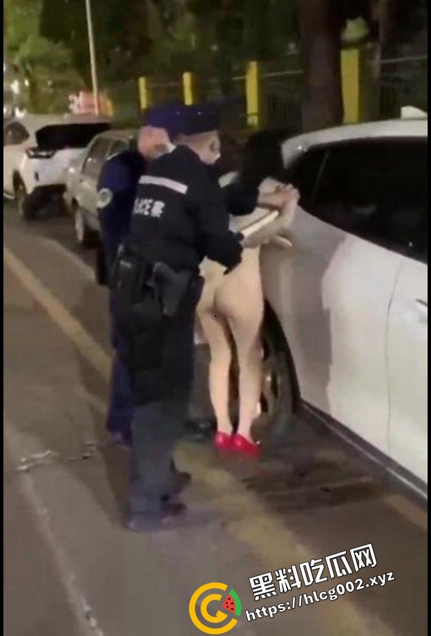 上海醉酒女当街脱衣求外国人操她 结果被警方制止并带走！ 还叫警察帮忙掰开自己的屁眼-3