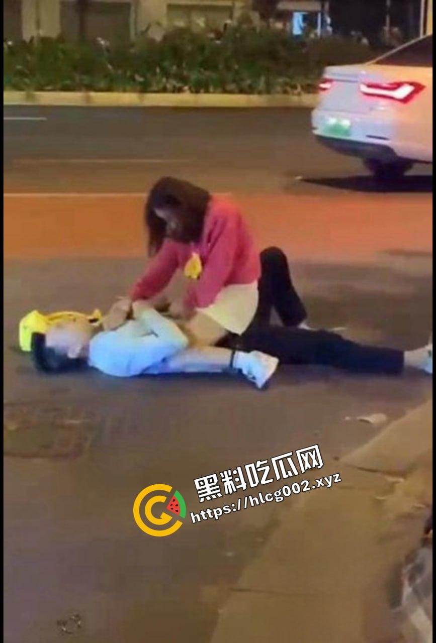 上海醉酒女当街脱衣求外国人操她 结果被警方制止并带走！ 还叫警察帮忙掰开自己的屁眼-5