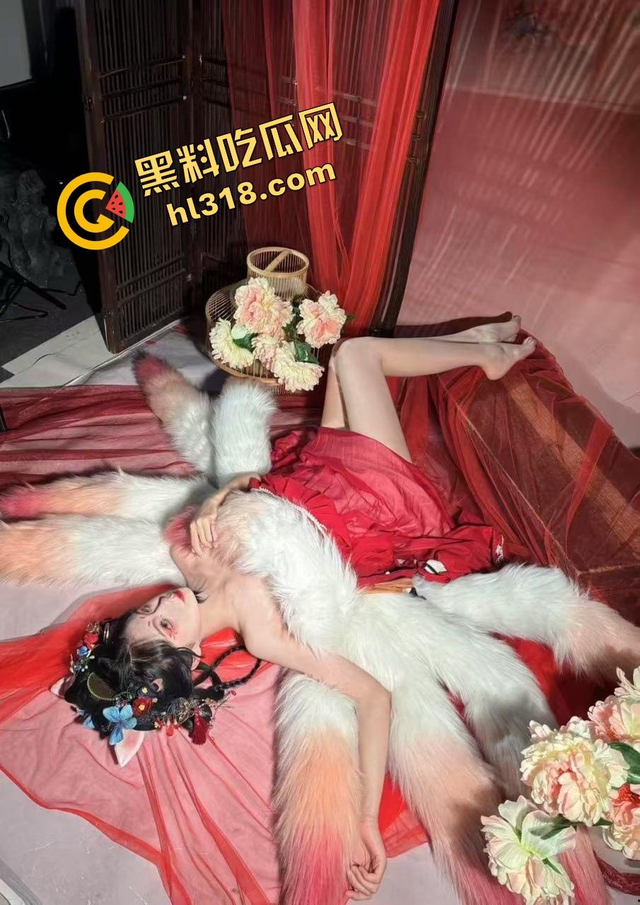 万物皆可插的骚逼女人性欲高到没天理,家里啥都能插,梳子拿来当鸡巴,自己玩得高潮喷水!-5