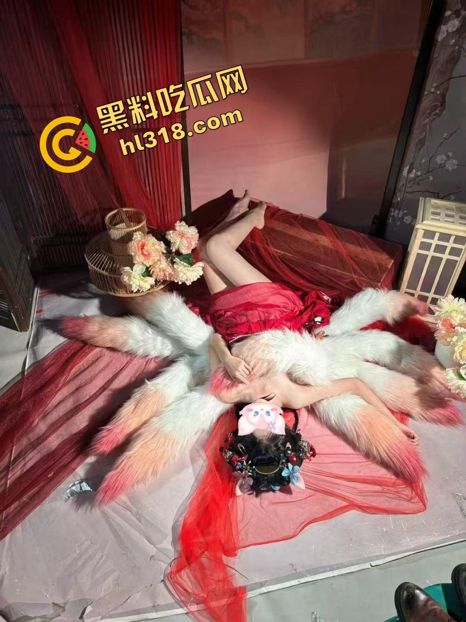 万物皆可插的骚逼女人性欲高到没天理,家里啥都能插,梳子拿来当鸡巴,自己玩得高潮喷水!-6