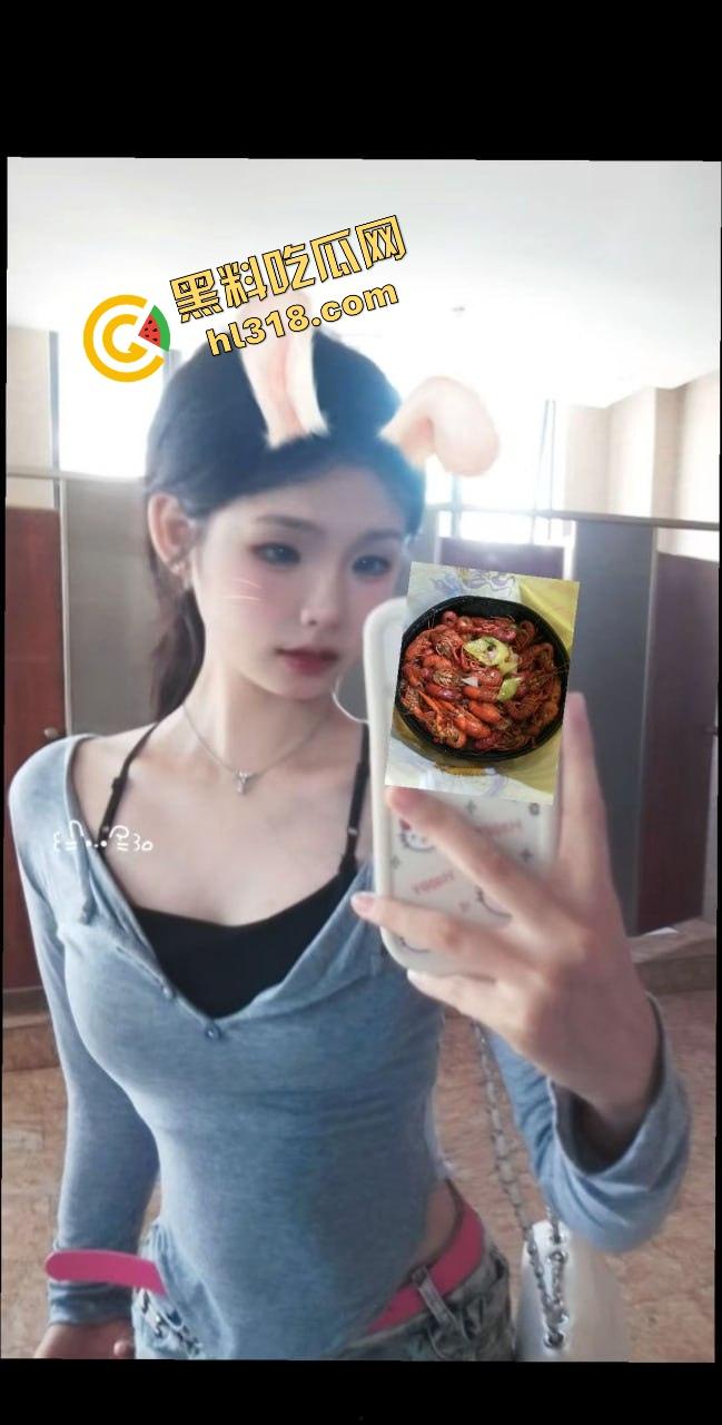 万物皆可插的骚逼女人性欲高到没天理,家里啥都能插,梳子拿来当鸡巴,自己玩得高潮喷水!-7