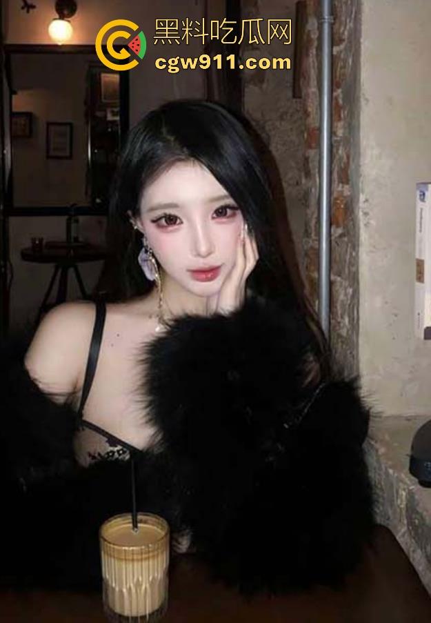 嫂子喜欢上了漏出野战的感觉，深夜主动拉着我去车库漏出野战，直接没忍住很快就内射了！-2