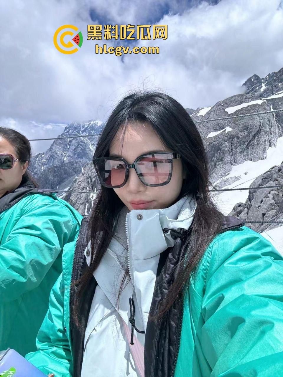 武大高颜值清纯少女【依依】被金主调教成母狗!全国各地旅游打卡露出,逼过流水雁过无声!-1