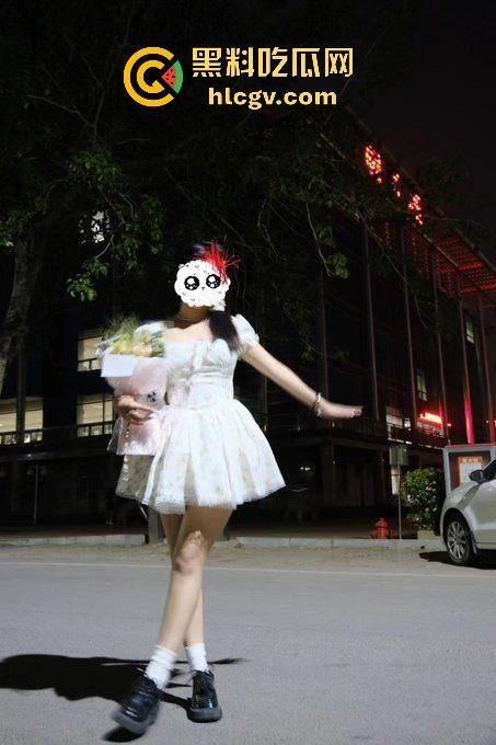 武大高颜值清纯少女【依依】被金主调教成母狗!全国各地旅游打卡露出,逼过流水雁过无声!-3