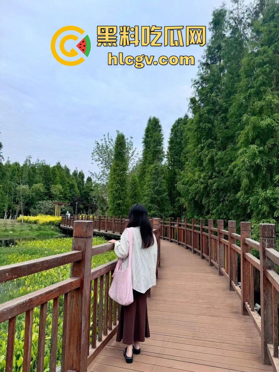 武大高颜值清纯少女【依依】被金主调教成母狗!全国各地旅游打卡露出,逼过流水雁过无声!-7