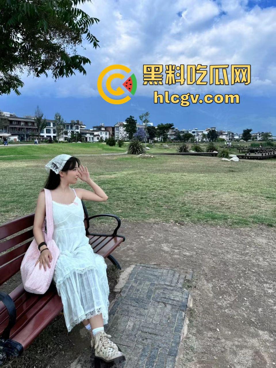 武大高颜值清纯少女【依依】被金主调教成母狗!全国各地旅游打卡露出,逼过流水雁过无声!-9