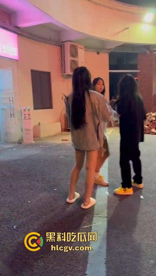 女生打架真有看头！夜晚互殴上演啤酒瓶砸头大战，只因男友劈腿当场火拼！-2