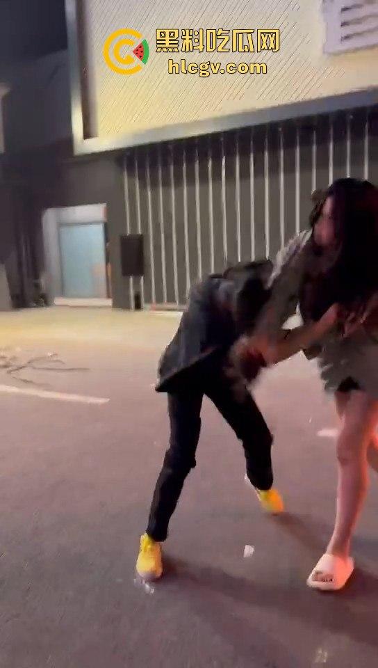 女生打架真有看头！夜晚互殴上演啤酒瓶砸头大战，只因男友劈腿当场火拼！-6