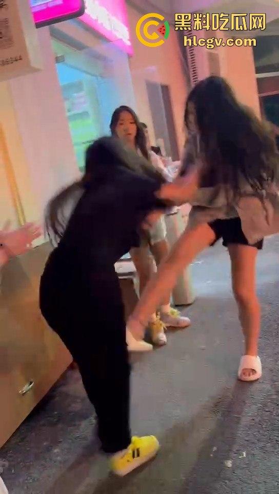 女生打架真有看头！夜晚互殴上演啤酒瓶砸头大战，只因男友劈腿当场火拼！-10