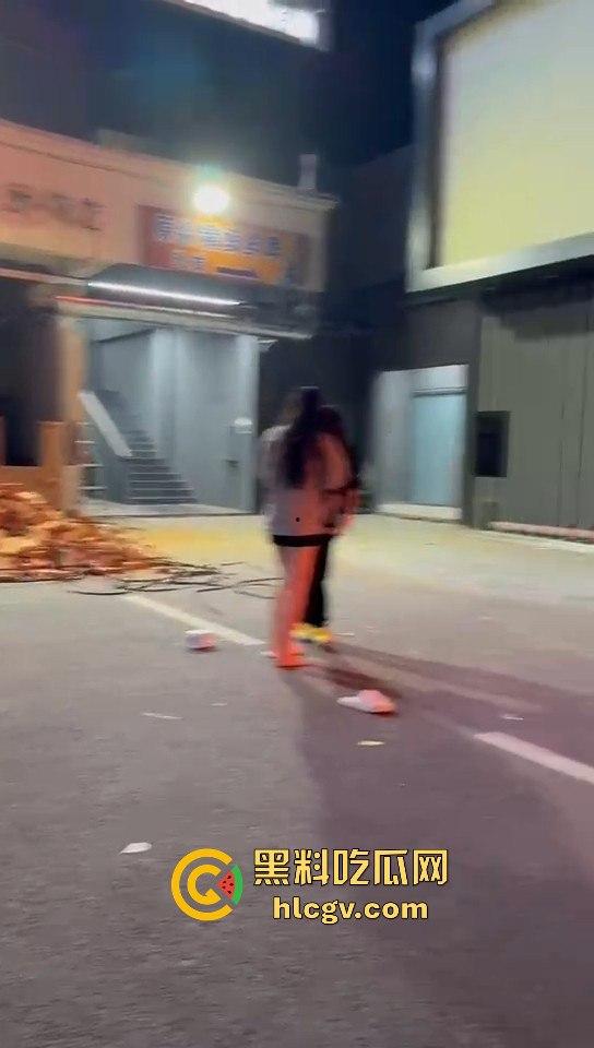 女生打架真有看头！夜晚互殴上演啤酒瓶砸头大战，只因男友劈腿当场火拼！-11