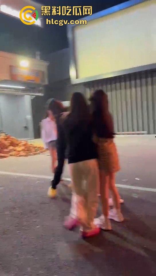 女生打架真有看头！夜晚互殴上演啤酒瓶砸头大战，只因男友劈腿当场火拼！-12