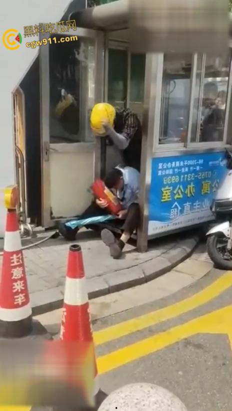 因电动车停放外卖员与保安发生口角,保安情绪失控,将外卖员王某拉扯倒地,未达轻微伤被行政拘留15日!-6