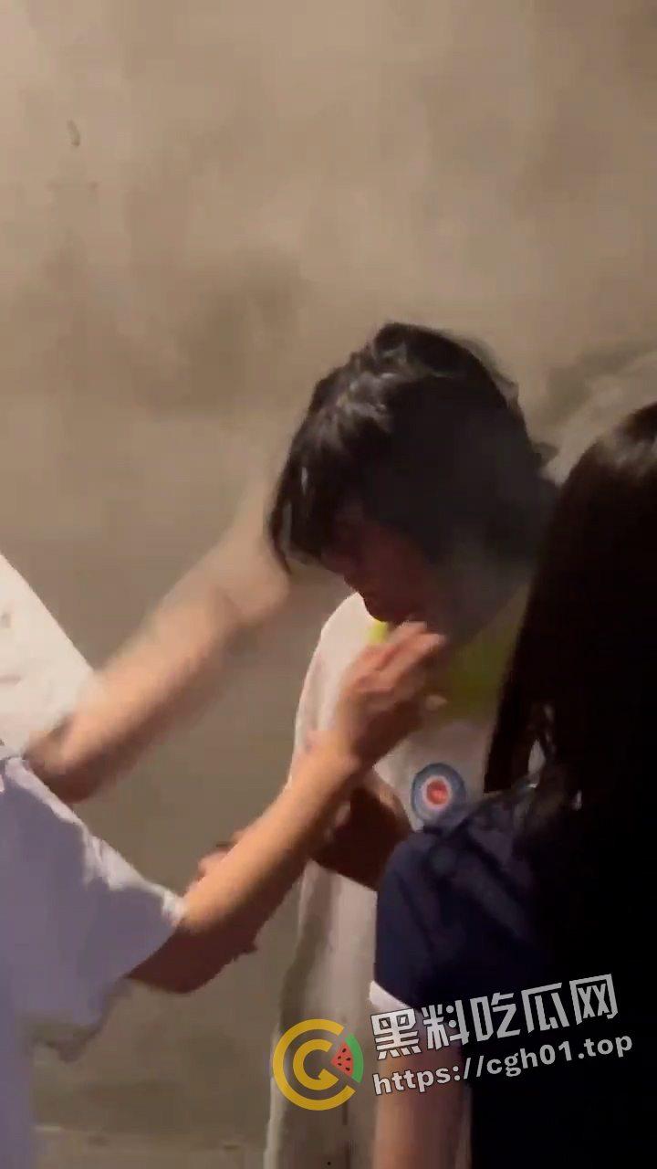 陕西大荔县初中六年级小太妹集体霸凌 轮流扇巴掌脸都肿成猪头了 现场视频流出-4