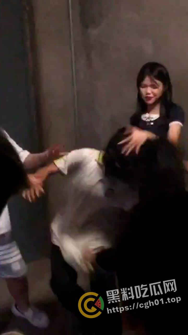 陕西大荔县初中六年级小太妹集体霸凌 轮流扇巴掌脸都肿成猪头了 现场视频流出-8