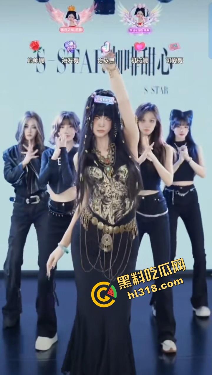 抖音团播跳舞激情过头，女主播衣服掉了俩奶子全露，自己还跳得贼开心，直播间直接封号！-4