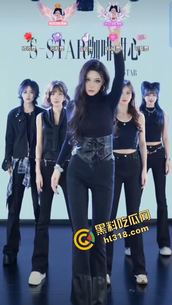 抖音团播跳舞激情过头，女主播衣服掉了俩奶子全露，自己还跳得贼开心，直播间直接封号！-6