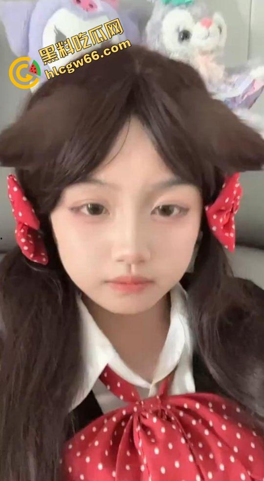 湖南株洲18岁反差骚学妹【刘怡婷】曝光,刚成年就当男网友的远程母狗,放学回家掰穴自慰叫到腿软!-1