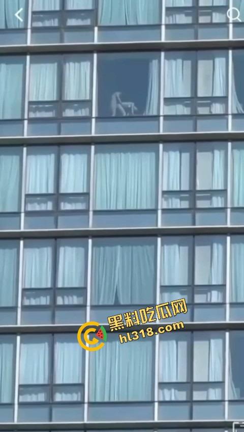 城里人真会玩，玻璃当镜子不够刺激？窗帘都懒得拉，女主直接对着玻璃开车，华为用户一键高清记录！-6