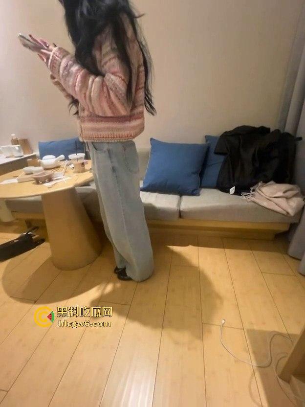 调教界狗链子缠脖的祖师爷【Nic学长】 百人斩专操05后学生妹，妹子一放学就当母狗，灌尿抽脸无套操到浪叫！-1