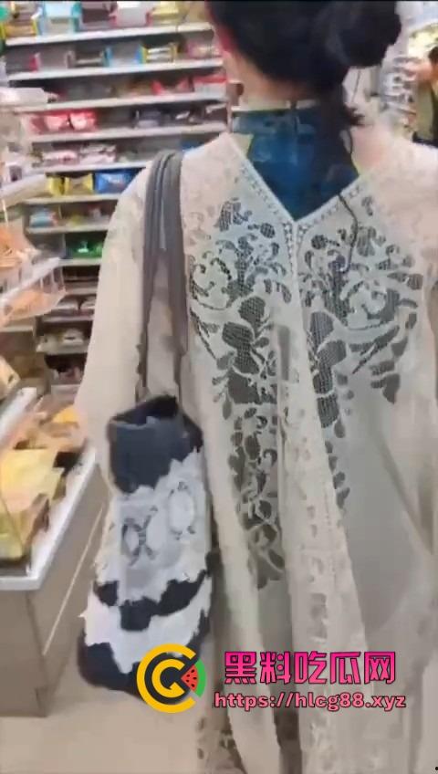 泰国街头搭讪之狼,见女就尾随跟问2000能否操一炮,不行装小鬼子喊摩西摩西花姑娘打炮的要不!-4