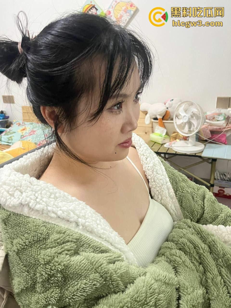 勾搭学设计的骚妹子，最刺激的竟是她一边上班一边干口活足交都尝试过，爽到不行！-1