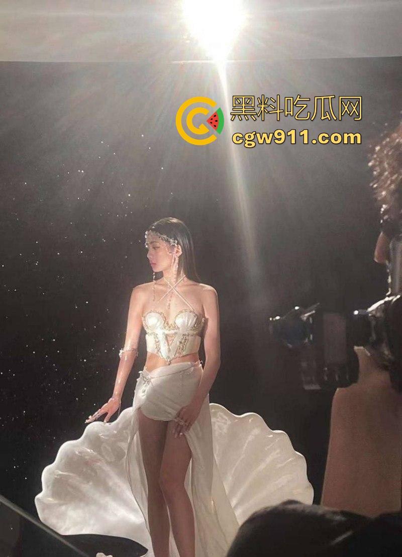 杭州外国语学院【肖璋慧】为取悦金主毫无下限 车震受虐3P无所不能，爽到浑身抽搐高潮不止！-4