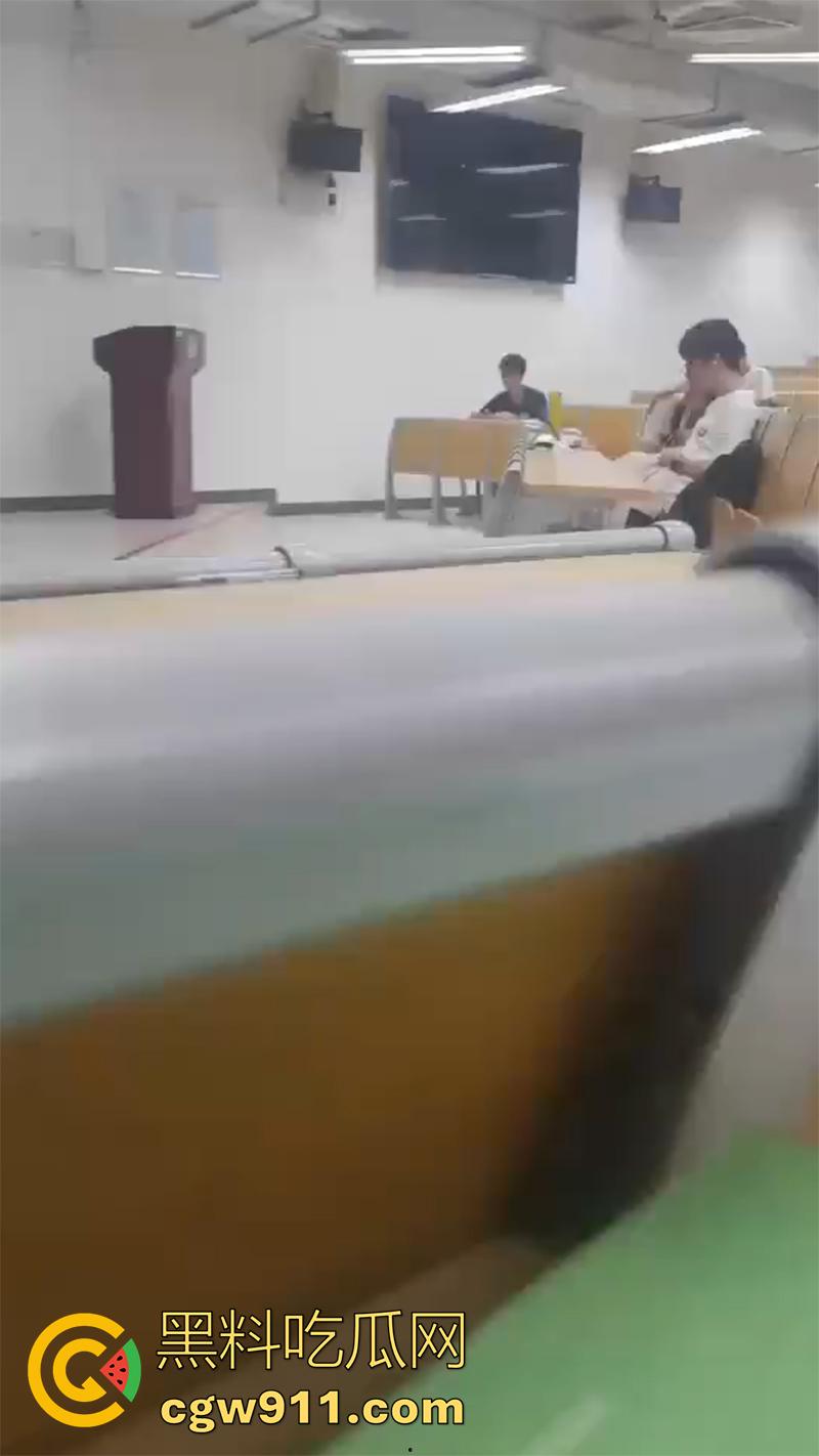 华南理工大学室温超导事件,粉衣女生手速惊人,飞速替男同学导管撸射,多视角拍摄曝光表白墙!-4